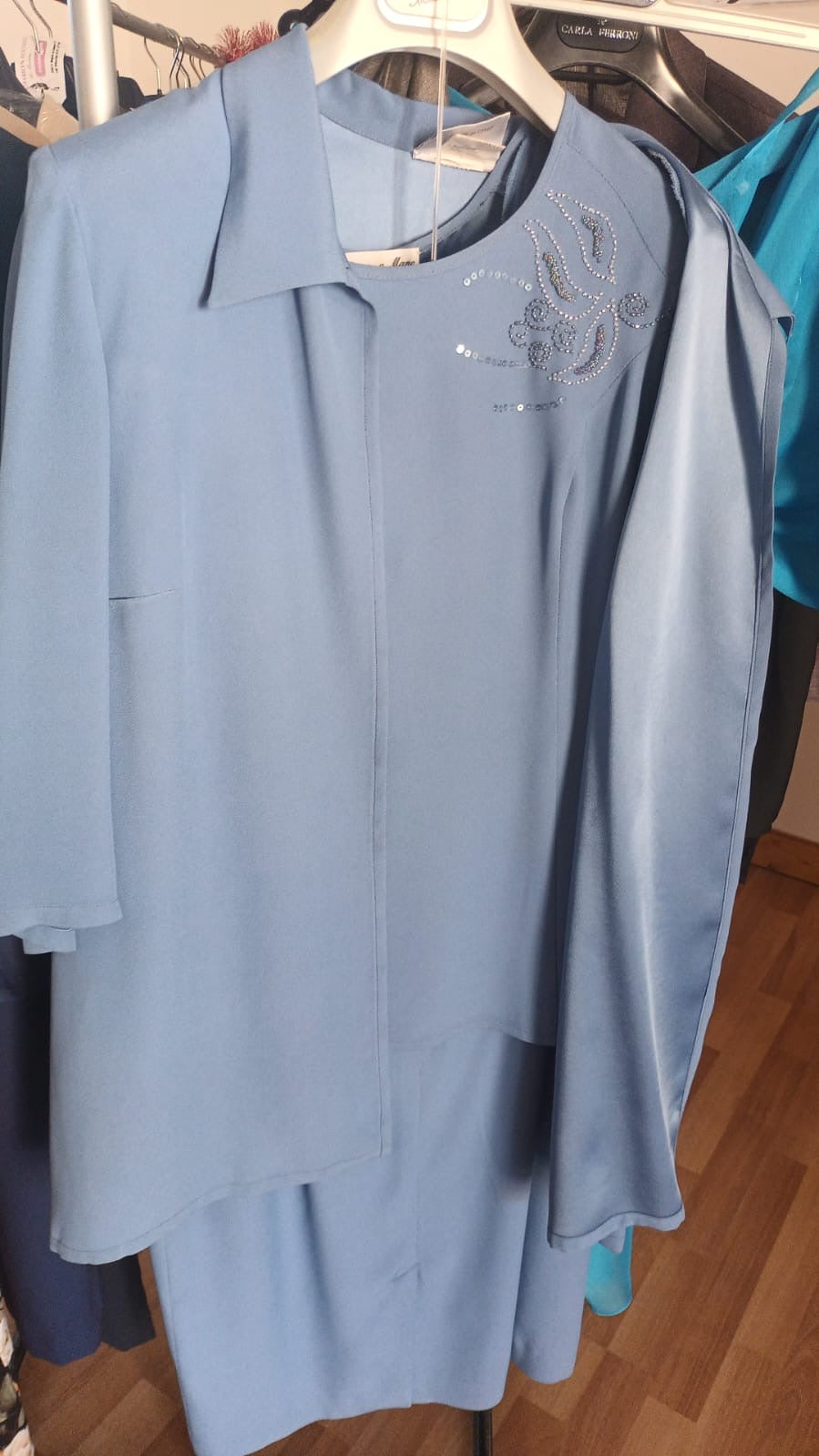 Completo donna elegante ricamato a mano